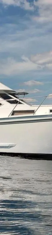 Een witte motorboot met de registratie "DUR-TC72" drijft op kalm water onder een bewolkte hemel. — Condor 105 Fly