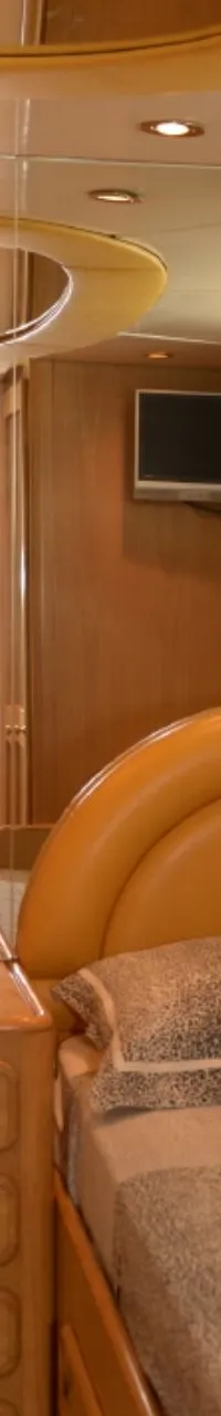 Een kajuit met twee eenpersoonsbedden, een nachtkastje met lamp, een televisie en houten kasten. — CRN 120