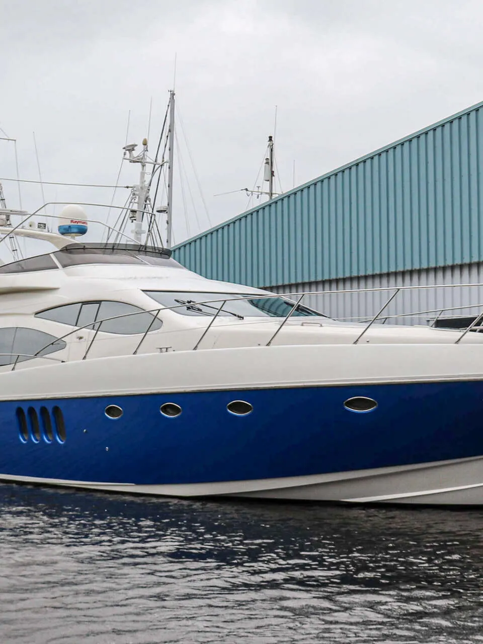 Azimut 68 Plus 2000 – snelle flybridge met 4 hutten - Foto 1