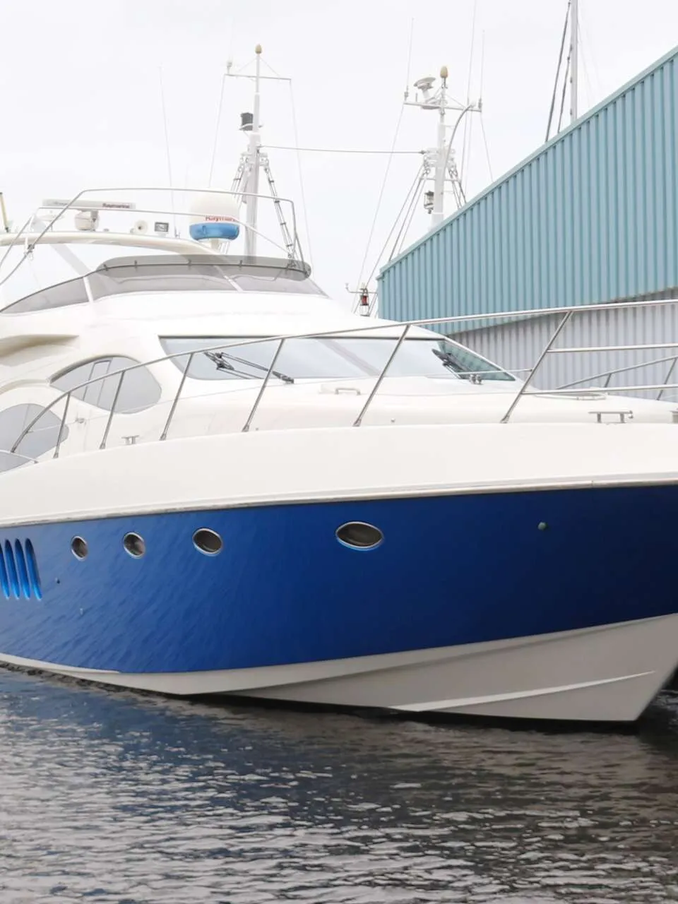 Azimut 68 Plus 2000 – snelle flybridge met 4 hutten - Foto 3