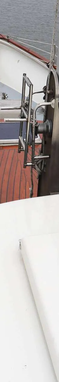 Een bovenaanzicht van het voordek van een zeilboot met een houten dek, een mast en een giek. — Bloemsma Kotter 10.50