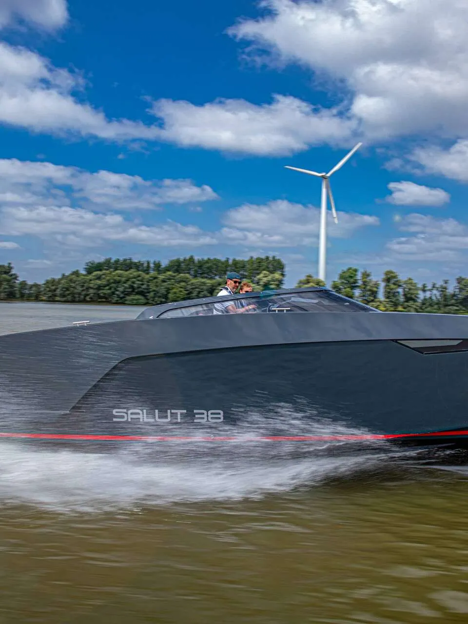 Een donkergrijze motorboot met rode strepen en de tekst "SALUT 38" vaart over water, met twee Mercury buitenboordmotoren.