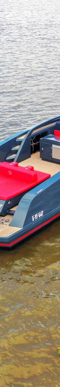 Een grijze speedboot met rode accenten en twee zwarte buitenboordmotoren ligt in ondiep water. — Salut 38