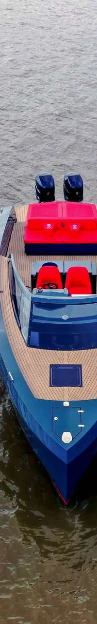 Een blauwe motorboot met een houten dek, rode stoelen en twee buitenboordmotoren ligt in het water. — Salut 38
