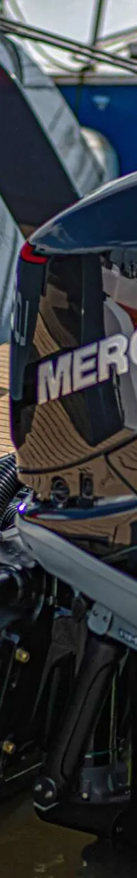 Twee zwarte Mercury Verado 350 pk buitenboordmotoren zijn gemonteerd aan de achterzijde van een boot met "LONE WOLF" erop.