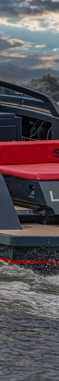 Een grijze motorboot met twee Mercury 350 buitenboordmotoren vaart op het water met twee personen aan boord. — Salut 38