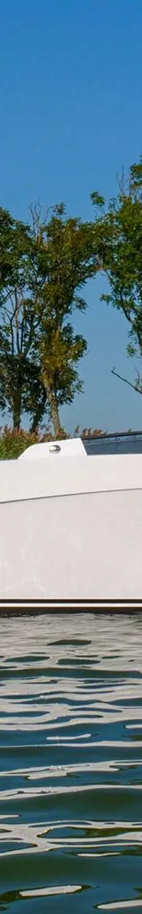 Een witte boot met de naam "SALUT 29" en registratienummer "3-YD-165" vaart op water met een Evinrude buitenboordmotor.