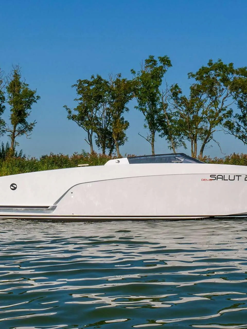 Een witte boot met de naam "SALUT 29" en registratienummer "3-YD-165" vaart op water met een Evinrude buitenboordmotor.