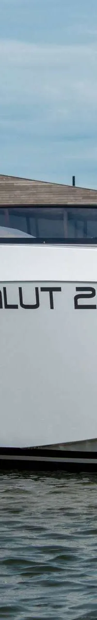 Een witte boot met de naam "SALUT 29" op de boeg en registratienummer "5-YB-862" op de zijkant ligt in het water. — Salut 29
