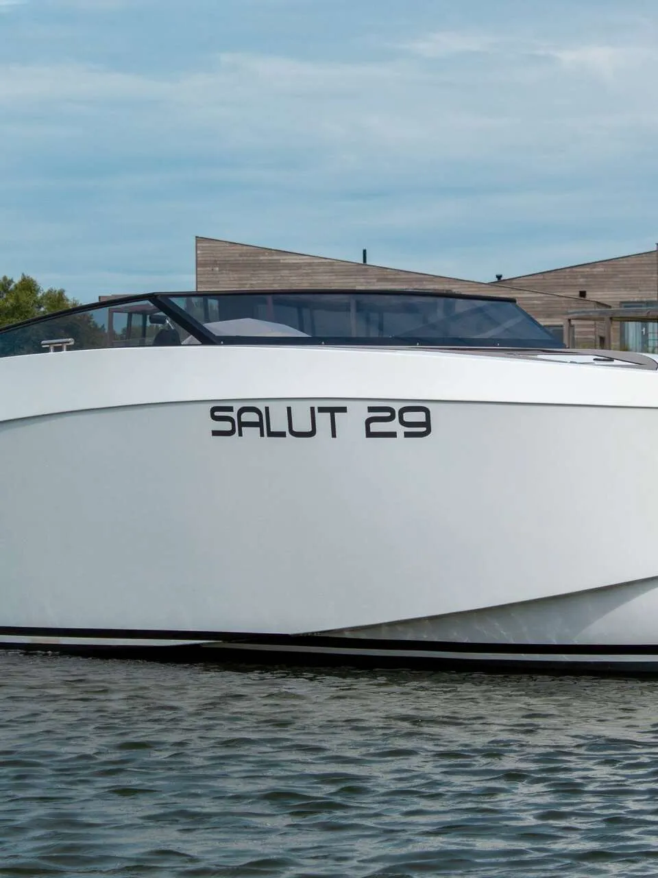 Een witte boot met de naam "SALUT 29" op de boeg en registratienummer "5-YB-862" op de zijkant ligt in het water. — Salut 29
