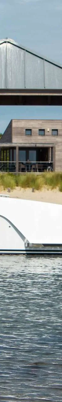 Een witte boot met de naam "SALUT 29" en registratienummer "5-YB-962" ligt in het water met een Evinrude buitenboordmotor.