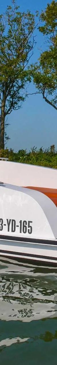 Een witte boot met oranje kussens en een Evinrude buitenboordmotor, met registratienummer 3-YD-165 op de spiegel. — Salut 29