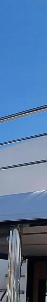 Een witte boot met een Nederlandse vlag, een Raymarine radar en de naam "ABSOLUTE" op de zijkant.