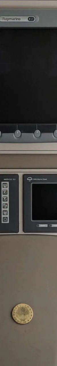 Een gedetailleerde foto van het dashboard van een boot met diverse schermen, knoppen en bedieningselementen. — Ferretti 510