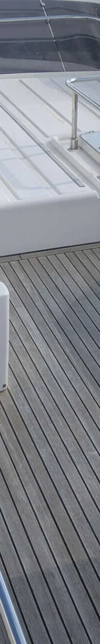 De foto toont het achterdek van een boot met een stuurstand, een houten tafel, en een teakhouten vloer. — Ferretti 510
