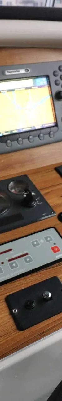 Een gedetailleerde foto van het dashboard van een boot met diverse navigatie-instrumenten, meters en bedieningselementen.