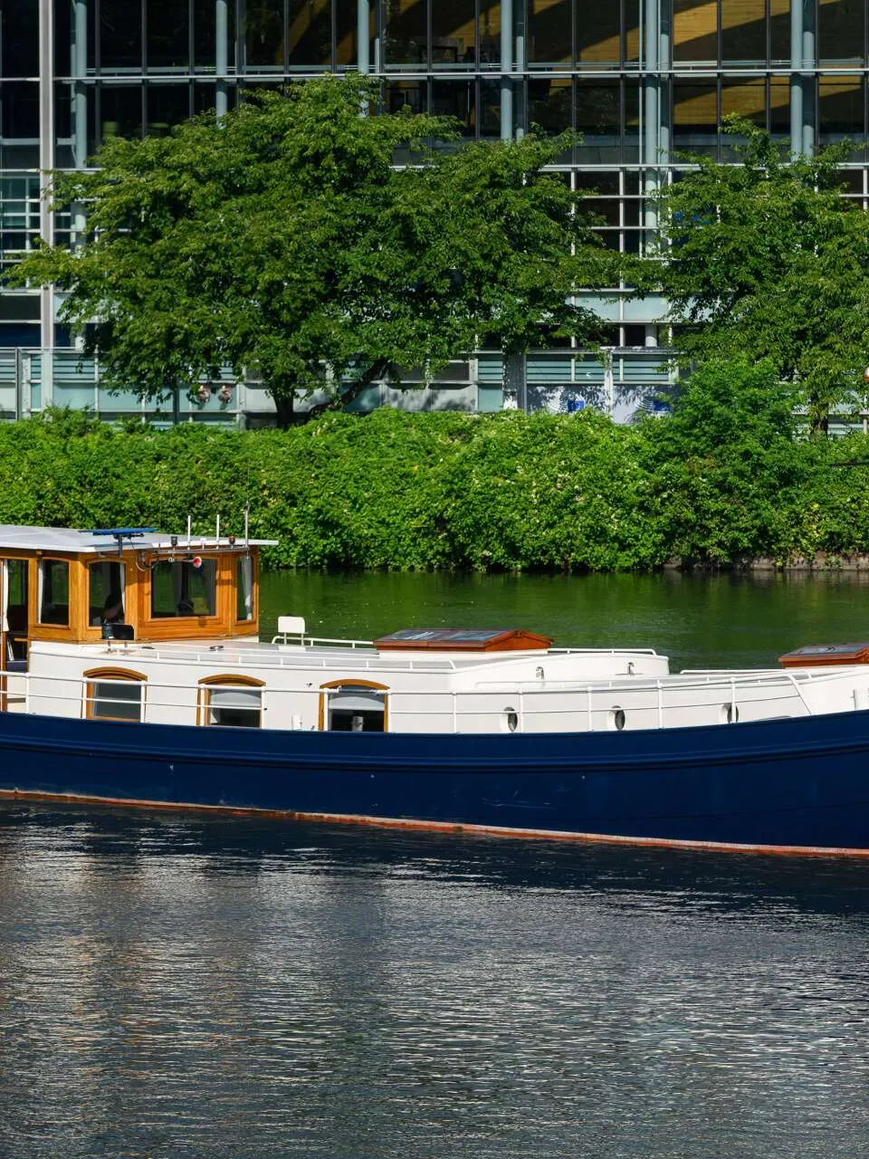 Luxe motor 28M 2018 – Stalen woonschip met airconditioning - Foto 1