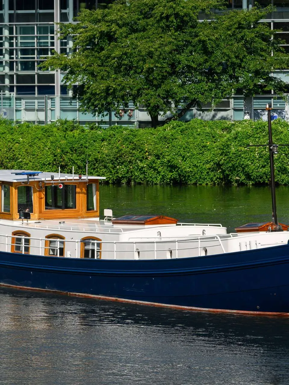 Luxe motor 28M 2018 – Stalen woonschip met airconditioning - Foto 3