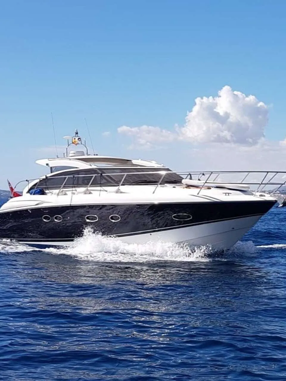 Princess V42 2011 – Elegant sportjacht met tendergarage - Foto 1