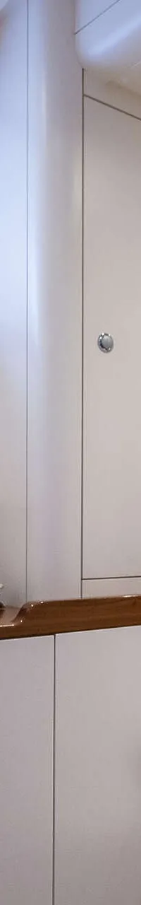 Een badkamer met een wastafel, spiegel, toilet en een glazen douchedeur.
