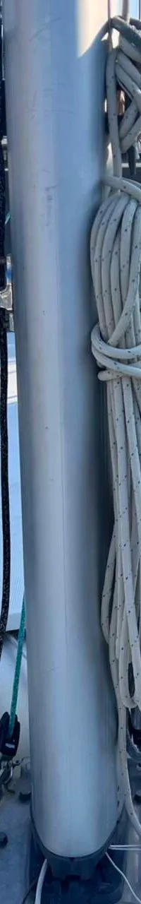 Een bovenaanzicht van het dek van een zeilboot met een mast in het midden en touwen aan weerszijden. — Bavaria 55 Cruiser