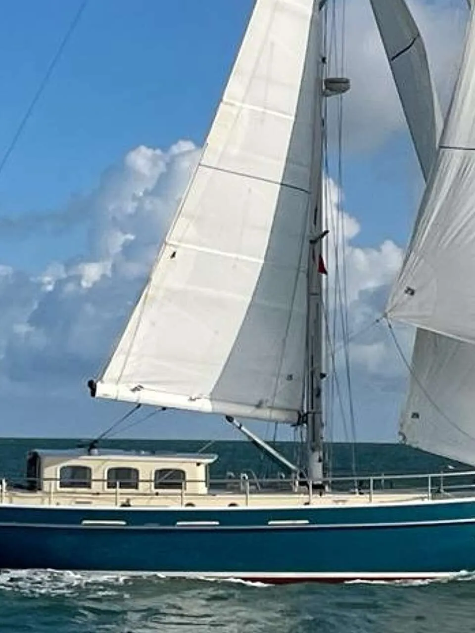 Een blauwe zeilboot met twee witte zeilen vaart op een zonnige dag over het water. — Noordkaper 48 -S