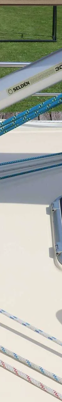 Een deel van het dek van een zeilboot met een mast, touwen, een luik en relingen. — Noordkaper 48 -S
