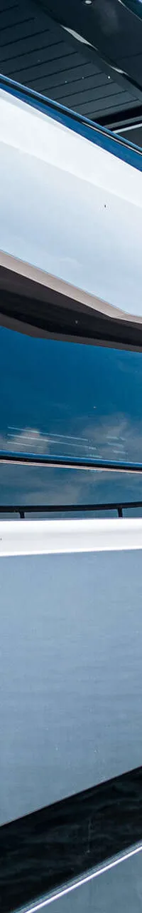 Een witte boot met donkere ramen en een reling vaart op het water onder een blauwe lucht. — Van der Heijden Phantom 80
