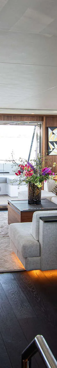 Een ruime, moderne woonkamer op een boot met een zithoek, eettafel en uitzicht naar buiten. — Van der Heijden Phantom 80