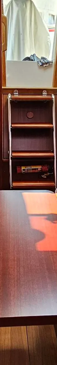 De foto toont het interieur van een boot met een kombuis, salon en toegang tot de kajuit. — Hanse 350