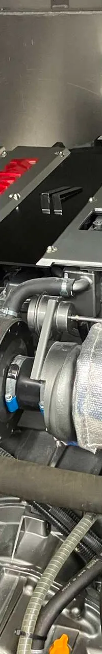 Een Yanmar scheepsmotor is zichtbaar, omringd door diverse leidingen, slangen, accu's en andere technische apparatuur.