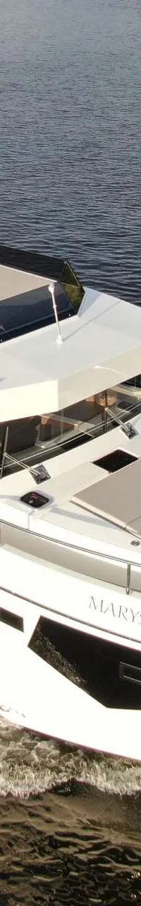 Een witte motorboot met de naam "MARYSOL" vaart op open water, gezien vanuit een hoge hoek. — Cobra Yachts Maestro 42