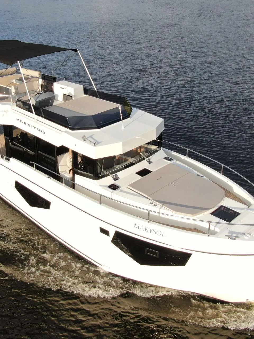 Een witte motorboot met de naam "MARYSOL" vaart op open water, gezien vanuit een hoge hoek. — Cobra Yachts Maestro 42