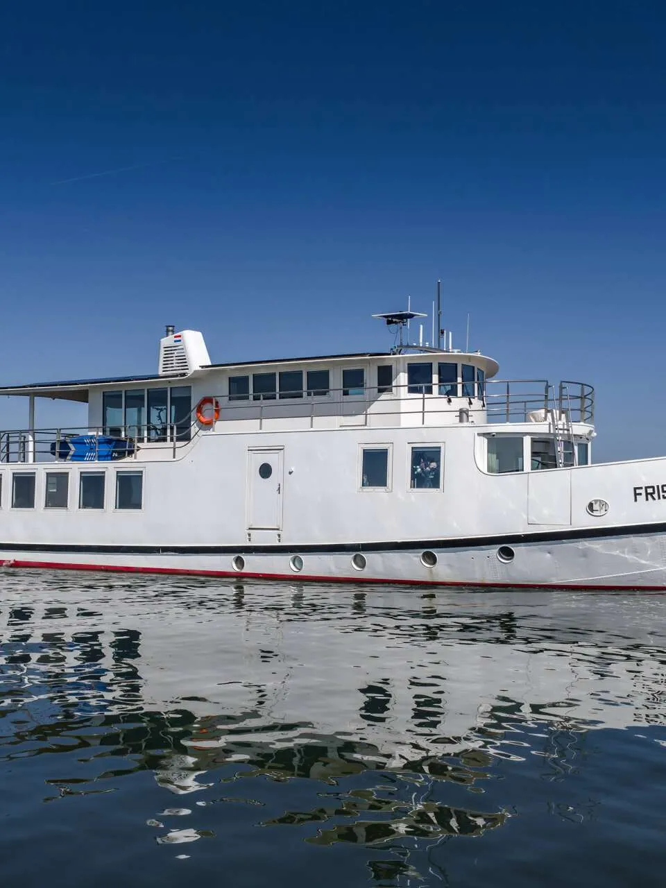 Woonschip 2020 – Stalen woonschip met 7 hutten & ligplaats - Foto 1