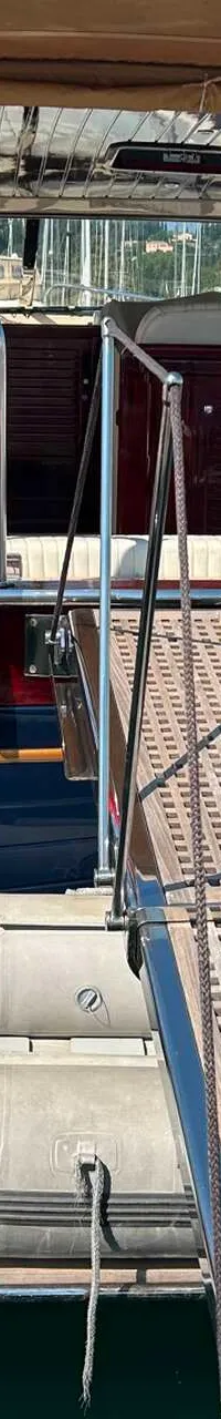 Een boot met een bijboot op het zwemplateau, een loopplank, een vlag en een buitenboordmotor. — Apreamare 12 Cabinato