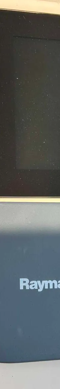 Een detailfoto van een dashboard met een Raymarine-scherm, een Volvo Penta-paneel en een Quick-apparaat.