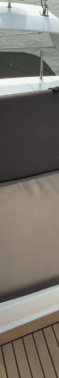 De foto toont een achterdek van een boot met een bruine bank, een trap naar beneden en een houten vloer. — Galeon 300 Fly