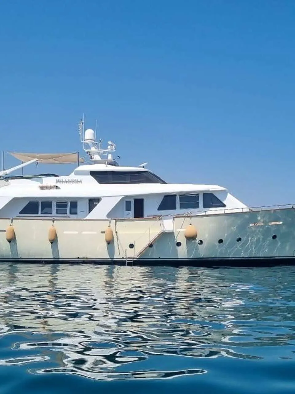 Benetti 79 SD NAVETTA 2002 – Langeafstand Stalen Motorjacht - Foto 1