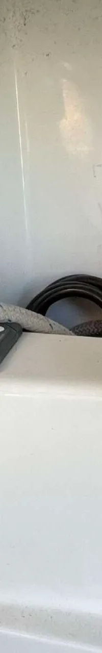 Een detailfoto van een bootinterieur met een Yanmar toerenteller, een Side-Power afstandsbediening en een gashendel.