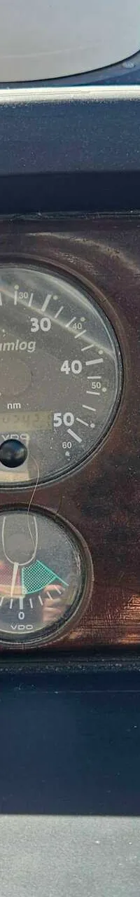 Een dashboard met diverse meters, waaronder toerentellers, een snelheidsmeter en een brandstofmeter.