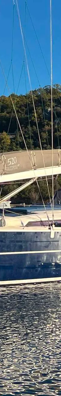 Een blauwe zeilboot met de naam "NOTUS" en registratienummer "94675 RG" ligt in het water. — Dufour 520 Grand Large
