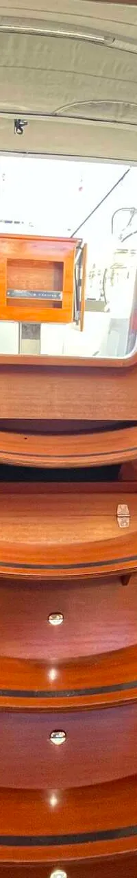 Een houten trap met vier treden leidt naar een open ruimte, geflankeerd door twee hutten en een houten vloer.