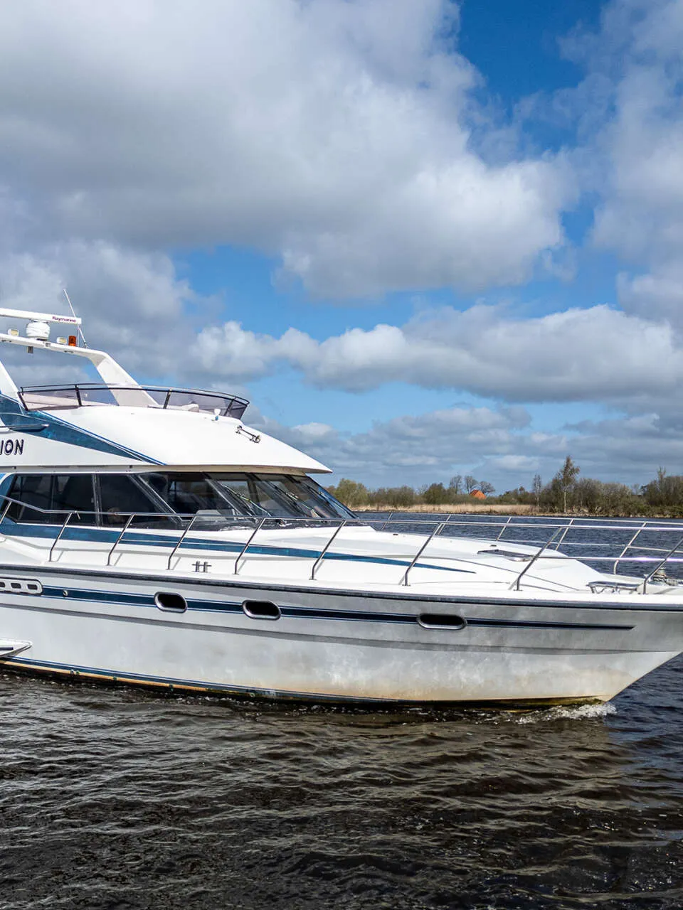 Neptunus 145 Flybridge 1991 – Ruim motoryacht met 3 hutten - Foto 1