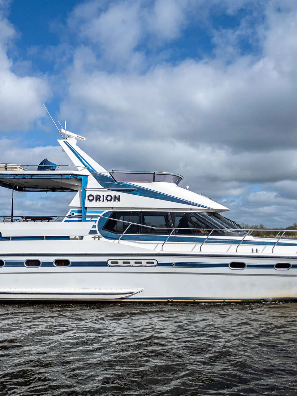 Neptunus 145 Flybridge 1991 – Ruim motoryacht met 3 hutten - Foto 2