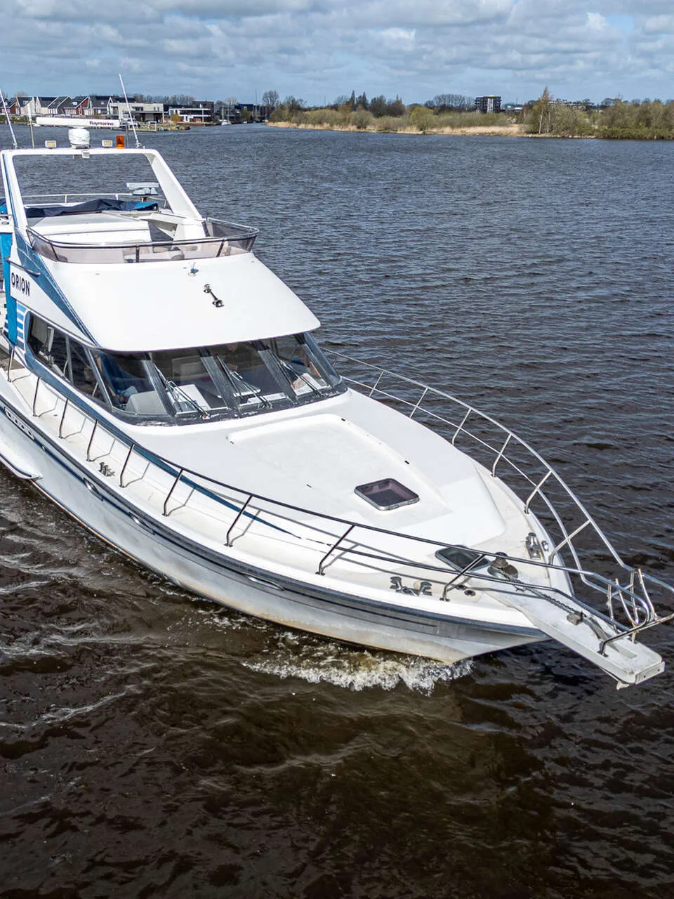 Neptunus 145 Flybridge 1991 – Ruim motoryacht met 3 hutten - Foto 3