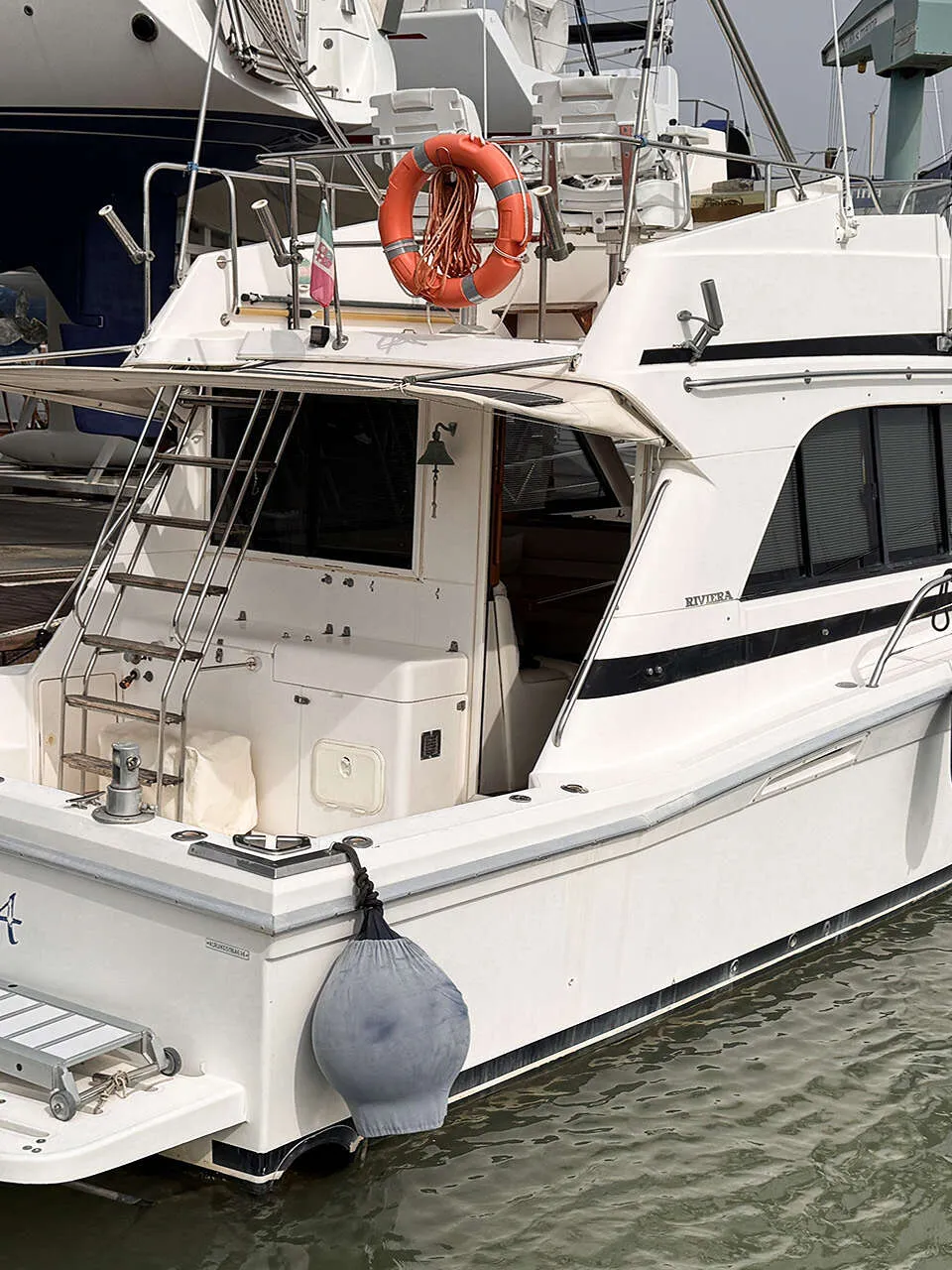 Riviera 33 Flybridge 1996 – Offshore twin-diesel cruiser - Foto 3