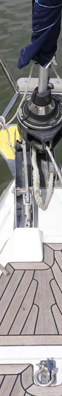 De foto toont de boeg van een zeilboot met een teakdek, reling, een opgerold zeil en diverse lijnen. — Dehler 39 SQ