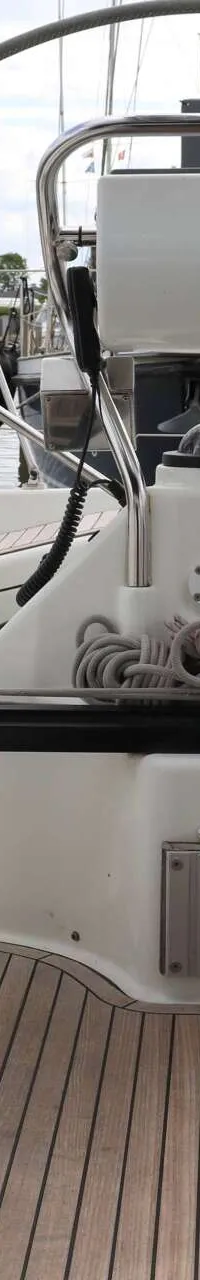 Een achterdek van een zeilboot met een stuurwiel, teakdek en diverse lijnen en instrumenten. — Dehler 39 SQ