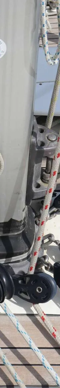 Een detailfoto van de mastvoet met diverse lijnen, blokken en een houten dek.
