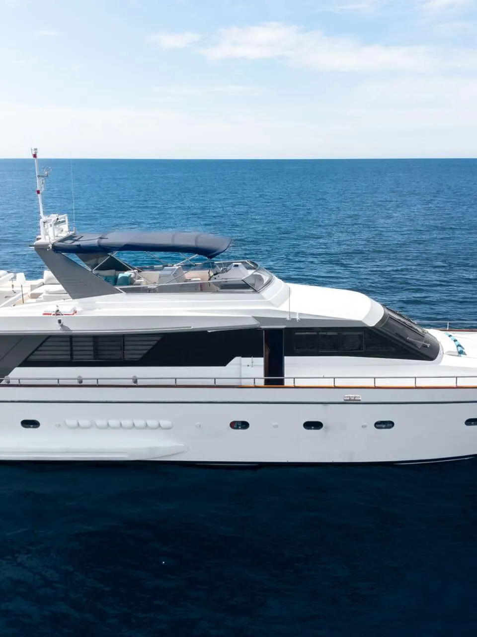 Falcon 82 1996 – Flybridge Cruiser met 4 Hutten - Foto 1
